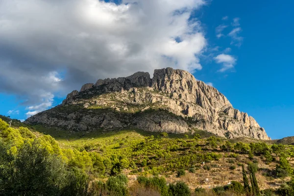 Гора Пуиг Кампана Голубым Облачным Небом Земельный Участок Расположенный Финесрате — стоковое фото