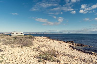 Akdeniz kıyısında bir kampçı. Gezici ev seyahatleri ve tatiller