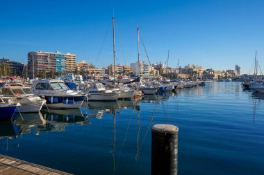 Güneşli bir günde Santa Pola limanı. Alicante, İspanya.
