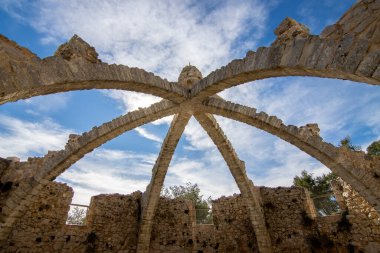 Cava Gran ya da Cava Arquejada üst kısımdan. Buz üretmek ve satmak için kar depoladı. Yapı, İspanya 'nın Alicante kentindeki Mariola Doğal Parkı' nın dağlık arazisinin ortasında yer alıyor.