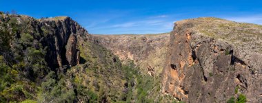 Murcia 'da dağlarla nehir arasında Almadenes Kanyonu. İspanya 'nın Murcia bölgesinde yer alan dağ manzarası
