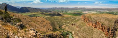 Dağlar ve nehir arasında büyük bir kanyonda dağcı. Murcia 'daki Almadenes Kanyonu. İspanya 'nın Murcia bölgesinde yer alan dağ manzarası