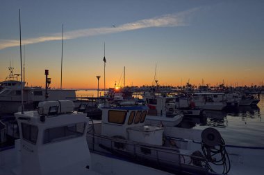 Santa Pola, Alicante / İspanya; 1230 2021; Santa Pola limanında gün batımı