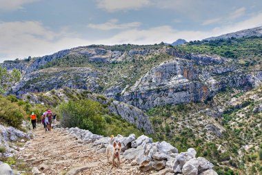 Barranc de Infern 'deki 6000 Basamaklı Yol' da yürüyüş yapan bir grup. Vall de Laguar 'daki Cehennem Geçidi, Alicante, İspanya.