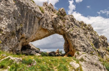 La forada ya da forada kemeri, Generalitat Valenciana tarafından doğal alan ilan edilen, Gallinera Vall de Gallinera 'nın tamamını gözlemlemek için büyük bir güzelliğe sahip özel bir taş kemerdir. Alicante, İspanya