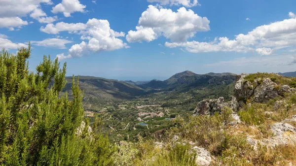 La Vall de Gallinera, dağların arasında kiraz ağaçları ile bilinen güzel bir vadidir. Orada sekiz küçük kasaba var. İspanya 'nın Alicante eyaletinde yer almaktadır..