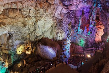 Busot 'taki Canelobre mağaraları. Çukur, 145 milyon yıllık Yukarı Jurasik kireç taşlarında gelişiyor. Seçici odaklanma. Busot, Alicante, İspanya 'da bulunmaktadır.