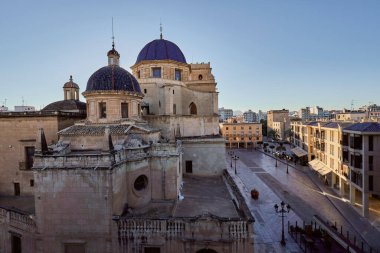 Arka planda Elche Santamaria Bazilikası ve Altamira Kalesi. Alicante, İspanya 'da yer almaktadır.