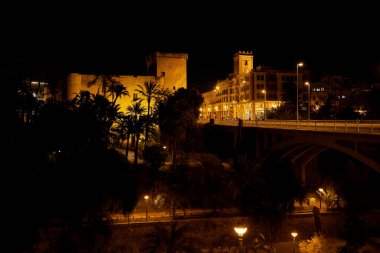 Altamira Kalesi veya Altamira Sarayı ve geceleri Santa Maria Kilisesi. Valensiyalı cemaatinde, Alicante, Elche, İspanya.