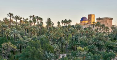 Elche Sarayı 'nın panoramik manzarası ve Altamira Kalesi' nin manzarası ve Valensiyalı Cemaati Alicante, Elche, İspanya 'daki Santa Mara Bazilikası' nın mavi kubbesi..