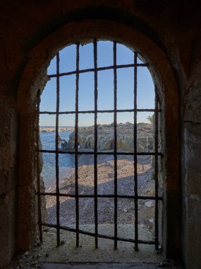 Pencereden Tabarca adasının manzarası. Tabarca, Alicante, İspanya.