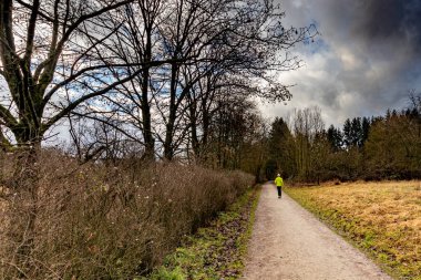 Kırsal bir yolda koşan bir koşucu