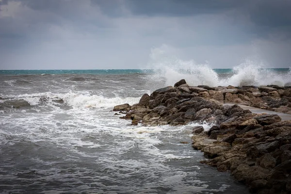 Океанічні Хвилі Скелястому Узбережжі Штормовий День — стокове фото