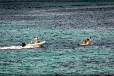 Kyac 'ta iki kadın. Ardından lastik saldaki bir adam.