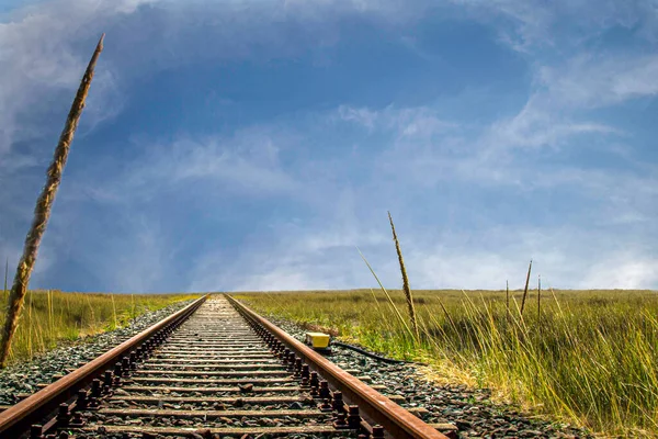 Rusty Old Train Tracks Running Prarie Horizon Blue Sky — Stock Fotó
