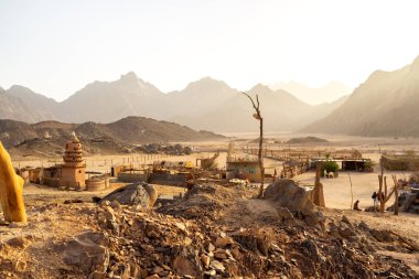 Çöldeki eski şehrin güzel manzarası. 