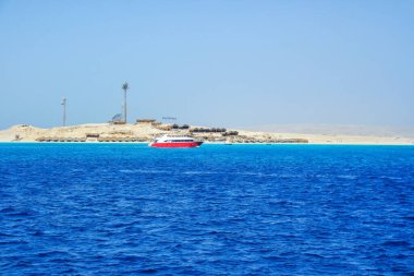Deniz manzarası ve Akdeniz kıyısı adası 