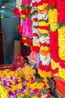 Pazardaki renkli çiçeklerin manzarası