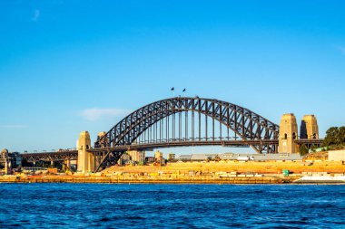 Sidney, Avustralya 'daki deniz köprüsünün manzarası