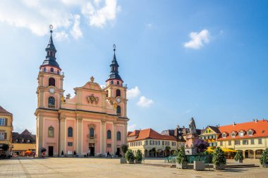 Ludwigsburg, Baden-Wurttemberg / Almanya - 08.27.2019: Ludwigsburg 'da Panorama, Pazar yeri