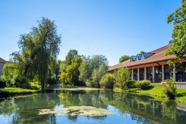 Allgaeu, Almanya 'daki Isny' de Halk Parkı ve Kurhaus