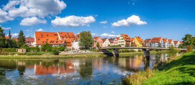 Neckar Nehri ve Rottenburg am Neckar, Almanya 'da gezinti güvertesi