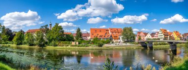 Neckar Nehri ve Rottenburg am Neckar, Almanya 'da gezinti güvertesi
