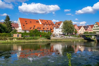 Neckar Nehri ve Rottenburg am Neckar, Almanya 'da gezinti güvertesi
