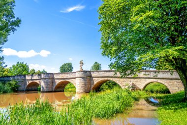 Altmuehl nehri üzerindeki köprü, Ornbau, Bavyera, Almanya 