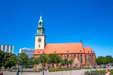 Berlin 'in Kızıl Şehir Salonu yakınlarındaki kilise, Almanya 