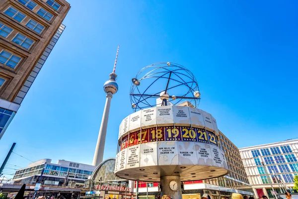 Uhr Mit Unterschiedlichen Zeitzonen Alexanderplatz Berlin Deutschland — Stockfoto