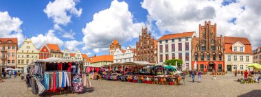 Almanya 'nın Greifswald şehrinde pazar yeri 