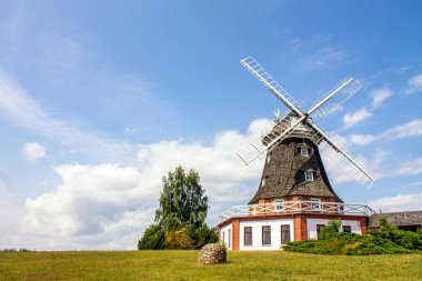 Kluetz 'deki yel değirmeni, Mecklenburg Vorpommern, Almanya 