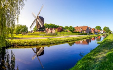 Papenburg 'da yel değirmeni, Aşağı Saksonya, Almanya 