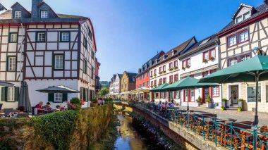 Tarihsel şehir Bad Muenstereifel, Eifel, Almanya 