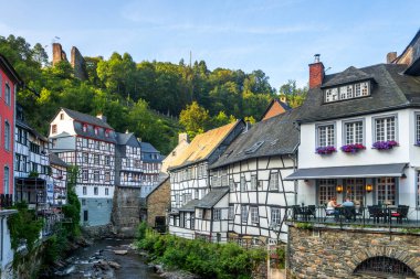 Tarihsel şehir Monschau, Eifel, Almanya 