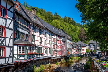 Tarihsel şehir Monschau, Eifel, Almanya 