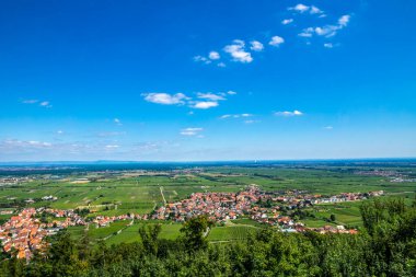 Alman şarap sokağının üzerinden Hambach Kalesi 'nden görüntü 
