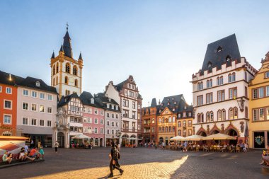 Trier 'deki Pazar, Rheinland Pfalz, Almanya 