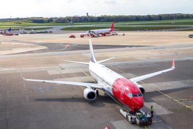Uçak Hamburg, Almanya 'da havaalanında. 