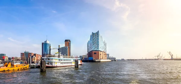 Hamburg, Almanya 'daki Opera Evi ve Limanı 