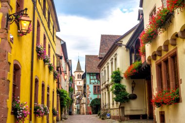 Tarihi şehir Riquewihr, Alsace, Fransa 