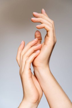 Genç bir kadının güzel elleri 