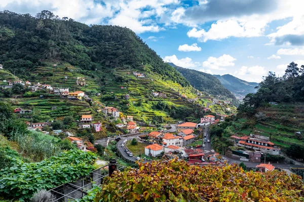 Machico ve Santo Antnio da Serra, Madeira, Portuga arasındaki dağlar