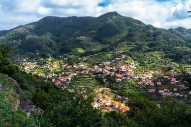 Machico ve Santo Antnio da Serra, Madeira, Portuga arasındaki dağlar