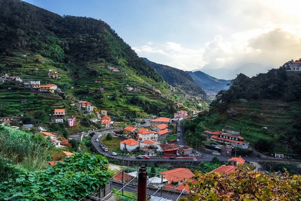 Machico ve Santo Antnio da Serra, Madeira, Portuga arasındaki dağlar
