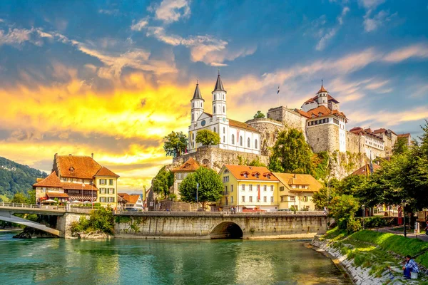 İsviçre 'deki Aarburg Kilisesi ve Kalesi 