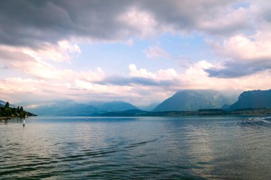 Thun Gölü 'nde yelkenli gemi, İsviçre 