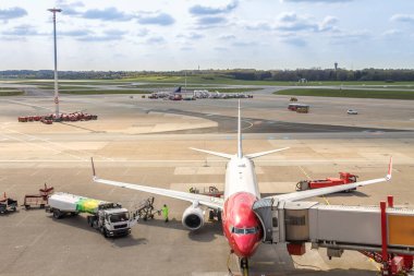 Uçak Hamburg, Almanya 'da havaalanında. 