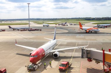 Uçak Hamburg, Almanya 'da havaalanında. 